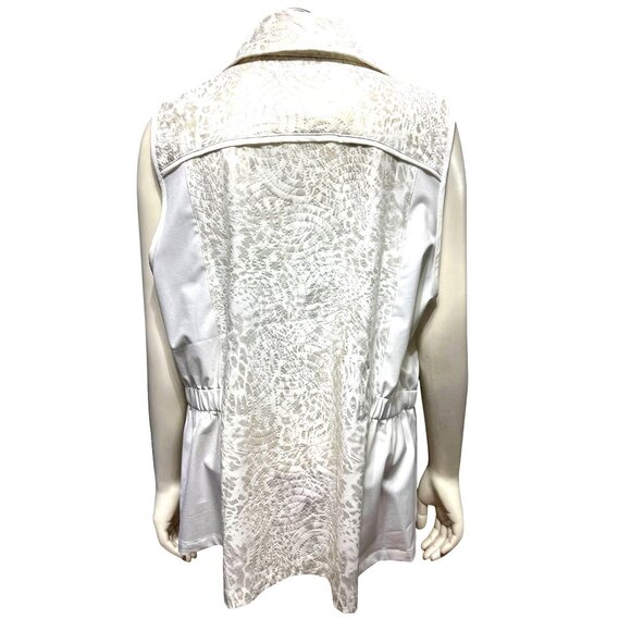 Chicos Zenergy White Animal Print Quilted Zip Front Sleeveless Lightweight Vest - Picture 3 of 13